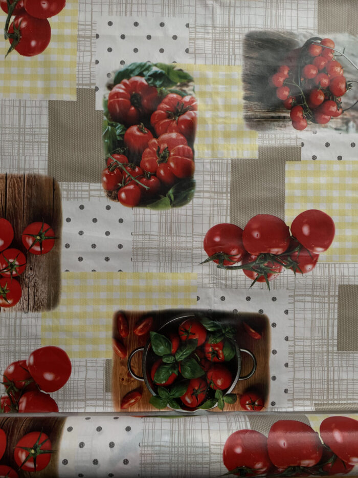 Õhuke lauavakstu tomatitega