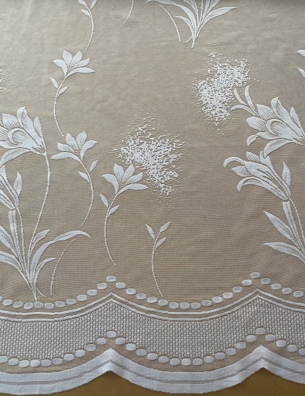 Valge, lillelise mustriga pitskardina kangas: kõrgus-150cm