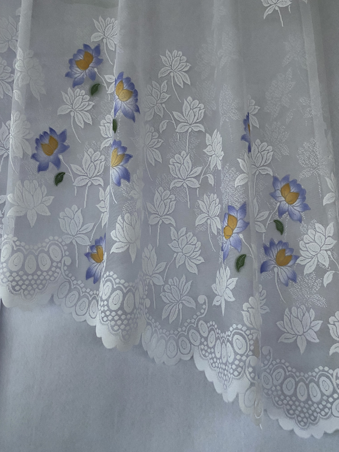 Kaarega pitskardin: Valgel põhjal sinised lilled+kollane süda. - Image 2